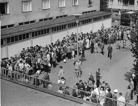Flüchtlinge der DDR warten am 14. August 1961 im Notaufnahmelager Marienfelde in West-Berlin . (FOTO: DAPD)