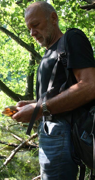 Ranger Michael Unruh mit einer Großen Teichmuschel