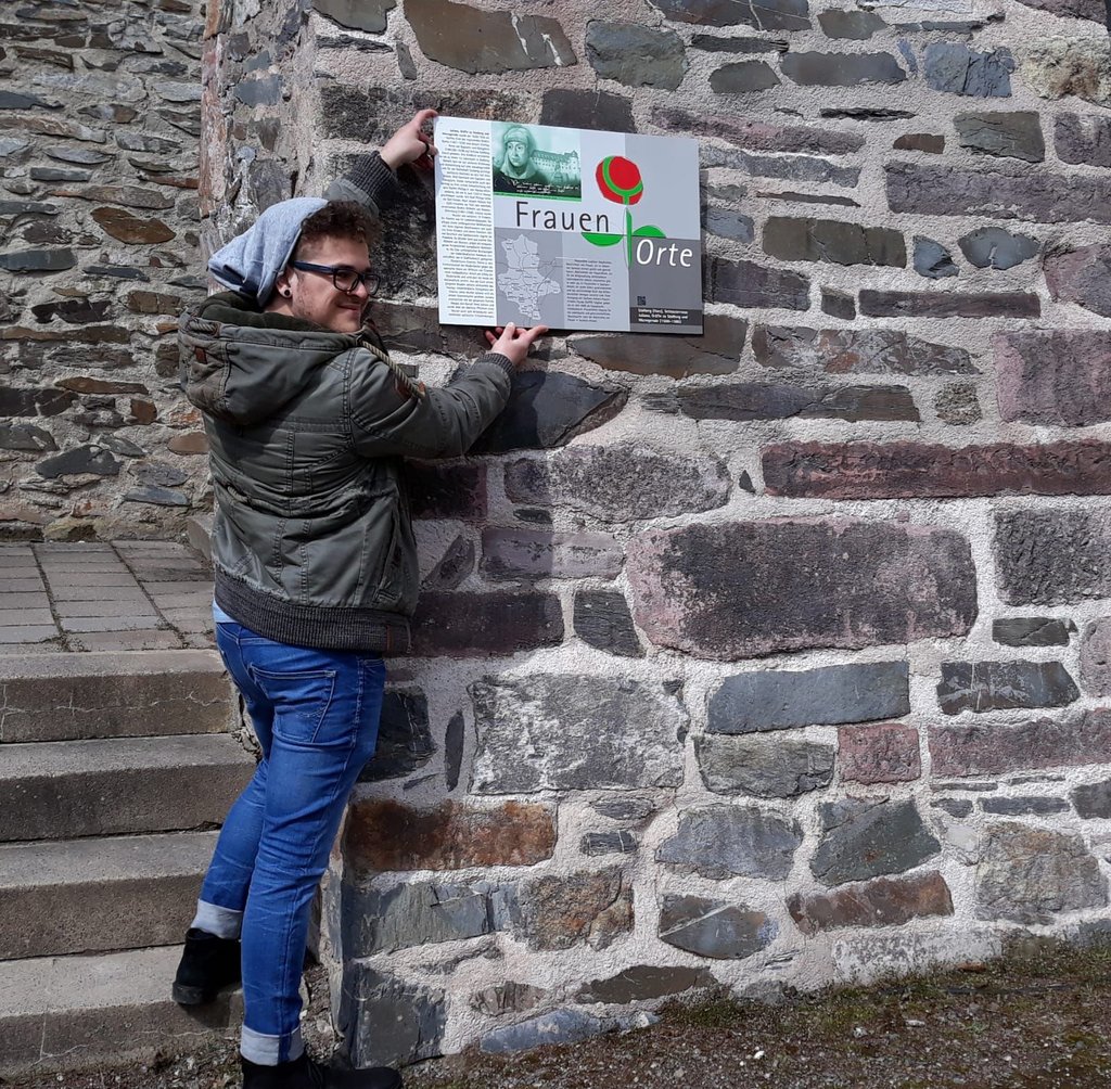 Praktikant Tobias Schwambach mit einer der beiden Tafeln.