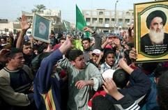 Mit einem Plakat ihres geistlichen Führers Großajatollah Al-Sistani feiern irakische Schiiten nach der Wahl im Irak auf den Straßen Bagdads. (Foto: dpa)