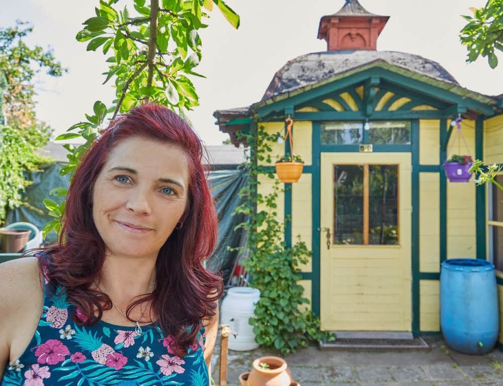 Kleingärtnerin Jana Franz hat eine ganz besondere Gartenlaube - eine originale Gastrichbude.