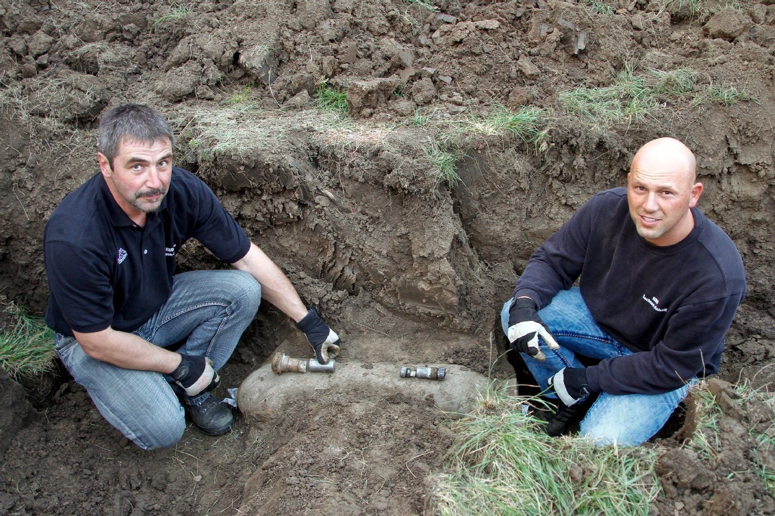 Frank Wathsack (l.) und Thilo Pierau vom Kampfmittelbeseitigungsdienst entschärften die Bombe.