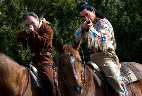 Die Darsteller Uwe Thews als Old Shatterhand (l.) und Marc Schützenhofer als Winnetou posieren bei einem Fototermin in Radebeul. (FOTO: DPA)