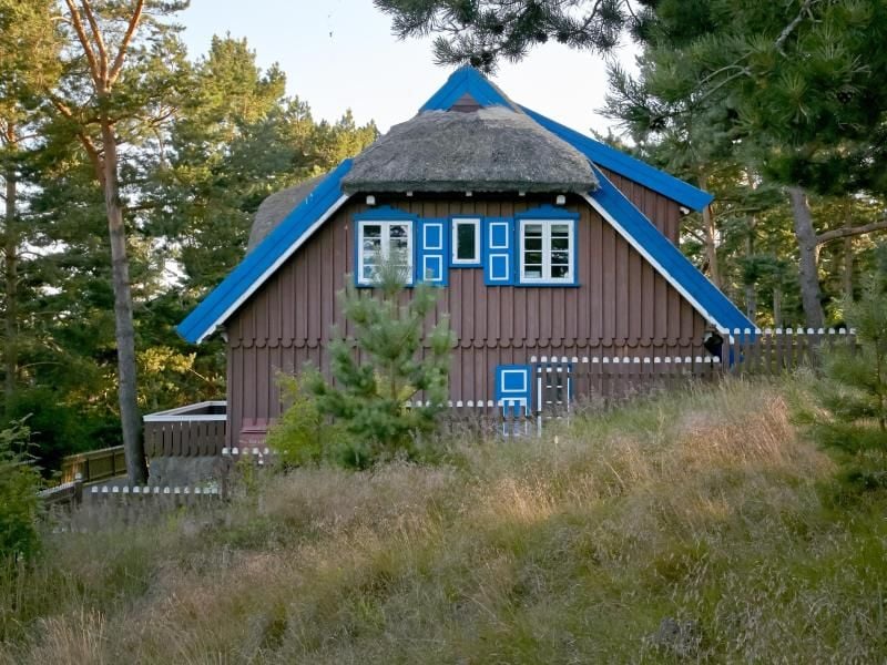 Das Sommerhaus der Familie Mann in Nida in Litauen liegt versteckt und malerisch zwischen den Dünen. Foto: Alexander Welscher