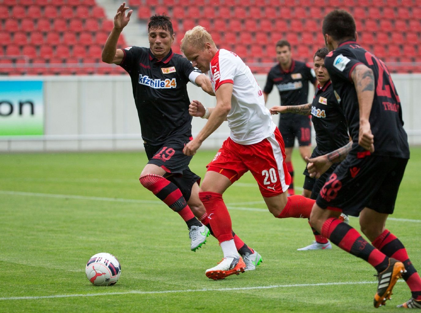 Sören Bertram (M.) setzt sich durch gegen Unions Mittelfeldspieler Damir Kreilach (l.) und Unions Abwehrspieler Christopher Trimmel (r.) .