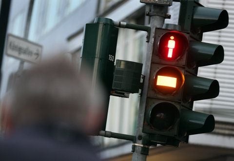 In Düsseldorf gibt es spezielle Fußgängerampeln mit Gelb-Phase. Die Bedienungsanleitung sorgt nun für Spott und Häme. (FOTO: DPA)
