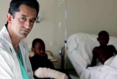 Der plastische Chirurg Pedro Cavadas, hier auf einem Bild von 2005, hat die Gesichtstransplantation geleitet. (FOTO: DPA)