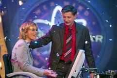 Jauch mit seiner überglücklichen Euro-Millionärin, Assistenzärztin Dr. Maria Wienströer (38) aus Bietigheim. Als erste Frau hat Maria Wienströer bei Günther Jauchs RTL-Quizshow «Wer wird Millionär?» eine Million Euro gewonnen. Die 38 Jahre alte Medizinerin aus Bietigheim (Kreis Rastatt) wusste in der am Montag (29.03.2004) ausgestrahlten Sendung die richtige Antwort auf die Millionfrage: «Wer bekam 1954 den Chemie- und 1962 den Friedensnobelpreis?» Die Antwortmöglichkeiten: Linus Pauling, Otto Hahn, Pearl S. Buck und Albert Schweitzer. Die ehemalige Hauptschülerin und Krankenschwester entschied sich für Linus Pauling und wurde damit um eine Million reicher. (Foto: dpa)