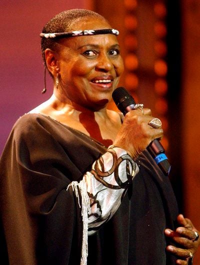 Die südafrikanische Bürgerrechtlerin und Sängerin Miriam Makeba singt am 18.01.02 bei der Verleihung des Bayerischen Filmpreises auf der Bühne des Cuivillies-Theaters der Residenz in München. (FOTO: DDP)