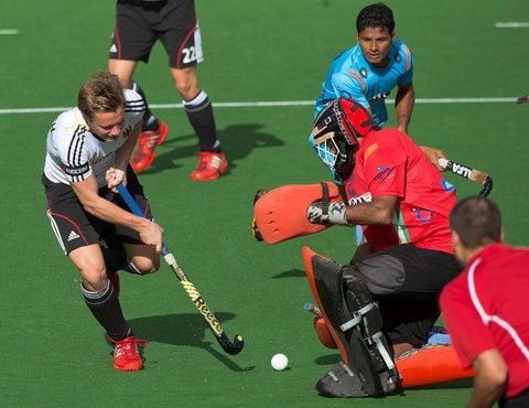 Patrick Hablawetz (li.) versucht gegen Indien ein Tor zu erzielen. (FOTO: DPA)