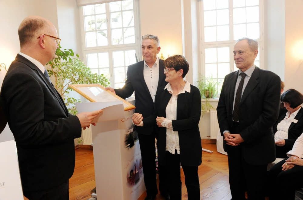 Falko Teske (l.) übergab die Urkunde.