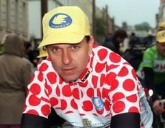 Der ehemalige Straßenweltmeister Uwe Raab beteiligt sich im thüringischen Meerane an der Bezwingung der «Steilen Wand» (Archivfoto vom 11.04.1999). (Foto: dpa)