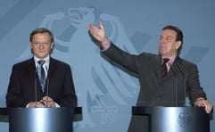 Bundeskanzler Gerhard Schröder (r) und der österreichische Bundeskanzler Wolfgang Schüssel. (Foto: dpa)