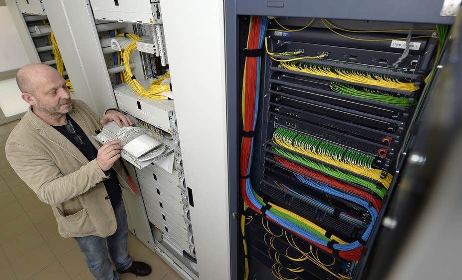 Unternehmer Andreas Muth am Herzstück seines neuen Glasfasernetzes: am Schaltschrank in der Jacobstraße.