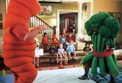In der Szene aus der neuen Kino-Komödie "Der Kindergarten Daddy" befinden sich Charlie (r, Eddie Murphy) und Phil (Jeff Garlin) in einer mitreißenden Gemüse-Wrestling-Einlage für ihre Schützlinge. Charlie und sein Freund Phil werden arbeitslos. Dadurch sind sie gezwungen, ihre Söhne aus der exklusiven Chapman Academy herauszunehmen und selbst auf ihre Kinder aufzupassen. Da die beiden Väter keine Aussicht auf einen neuen Job haben, beschließen sie, selber einen Kindergarten aufmachen, den "Daddy Day Care". Dabei entwickeln die beiden höchst eigenwillige Methoden der Kinderbetreuung. (Foto: dpa)