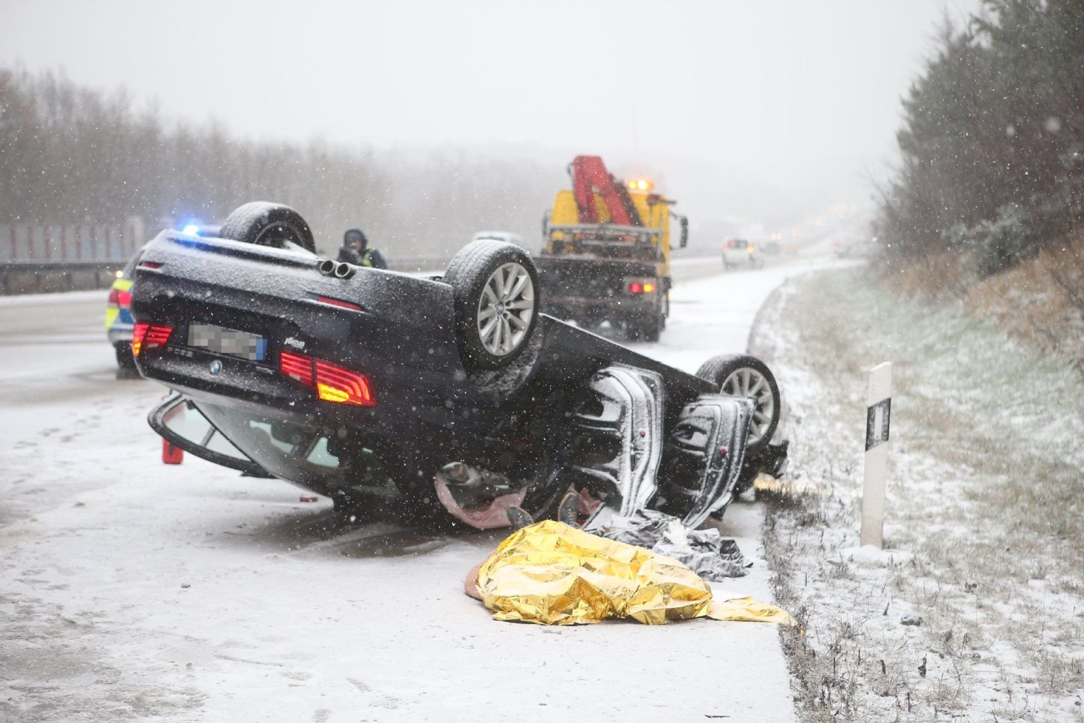 Blick auf eine Unfallstelle auf der Autobahn 9 bei Eisenberg. Auf winterglattem Untergrund war das Auto am morgen von der Fahrbahn abgekommen und hatte sich in der Folge überschlagen. Der Fahrer wurde eingeklemmt und konnte nur noch tot geborgen werden.