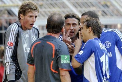 Fußball-Bundesliga Borussia Dortmund - Schalke 04 am Samstag (13.09.2008) im Signal Iduna Park in Dortmund: Die Schalker Ralf Fährmann (l-r), Marcelo Bordon, Jermaine Jones und Rafinha sprechen mit Schiedsrichter Lutz Wagner (2.v.l.), nach dem Elfmeterpfiff. Foto: Achim Scheidemann dpa