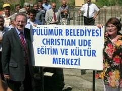 Der Münchner Oberbürgermeister Christian Ude (SPD) ist zum Ehrenbürger der vor zweieinhalb Jahren von einem Erdbeben heimgesuchten osttürkischen Kleinstadt Pülümür ernannt worden (Foto vom 13.08.2005, rechts seine Frau Edith Welser-Ude). (Foto: dpa)