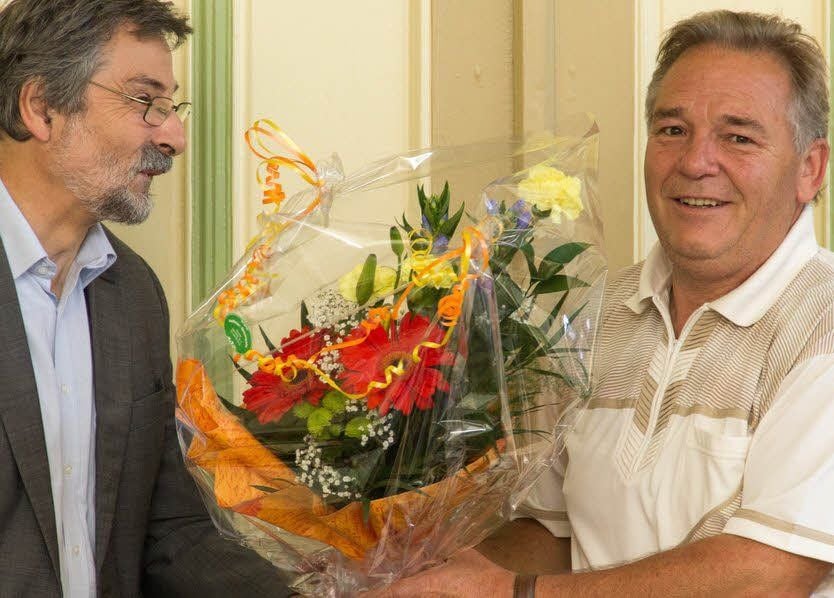 Bürgermeister Gustav Voigt (l.) gratuliert Hennry Strache.