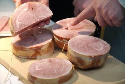 Am Geruch erkennt man Klebeschinken nicht. (FOTO: DPA)