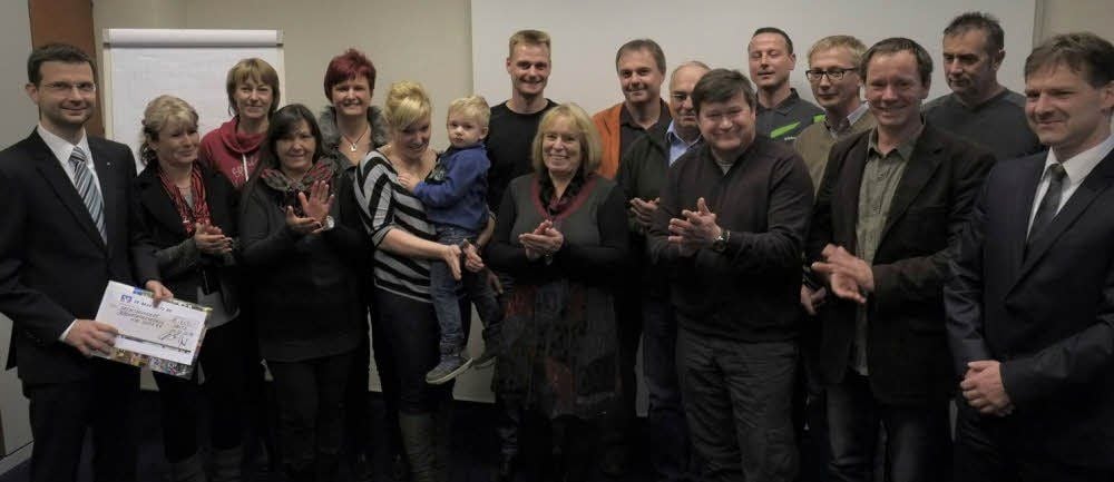 Die Bankvorstände Sascha Gläßer (l.) und Jan Röder (r.) überreichten die Schecks.