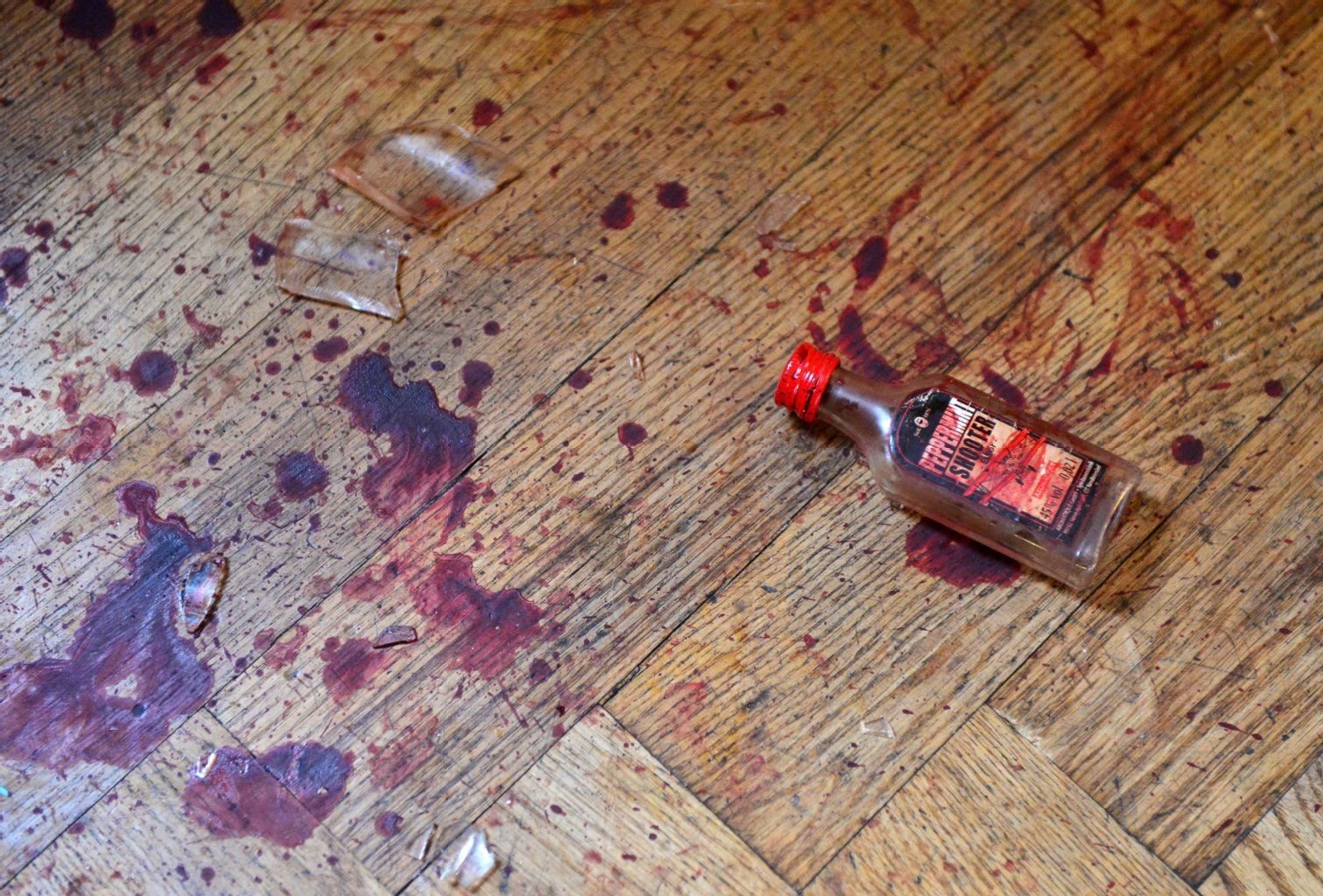 Blutspuren sind am 11.02.2014 in Ballstädt (Thüringen) auf dem Parkett im Kulturzentrum zu sehen. Hier hatte eine Gruppe von vermutlich Rechtsextremisten eine Kirmesgesellschaft überfallen.