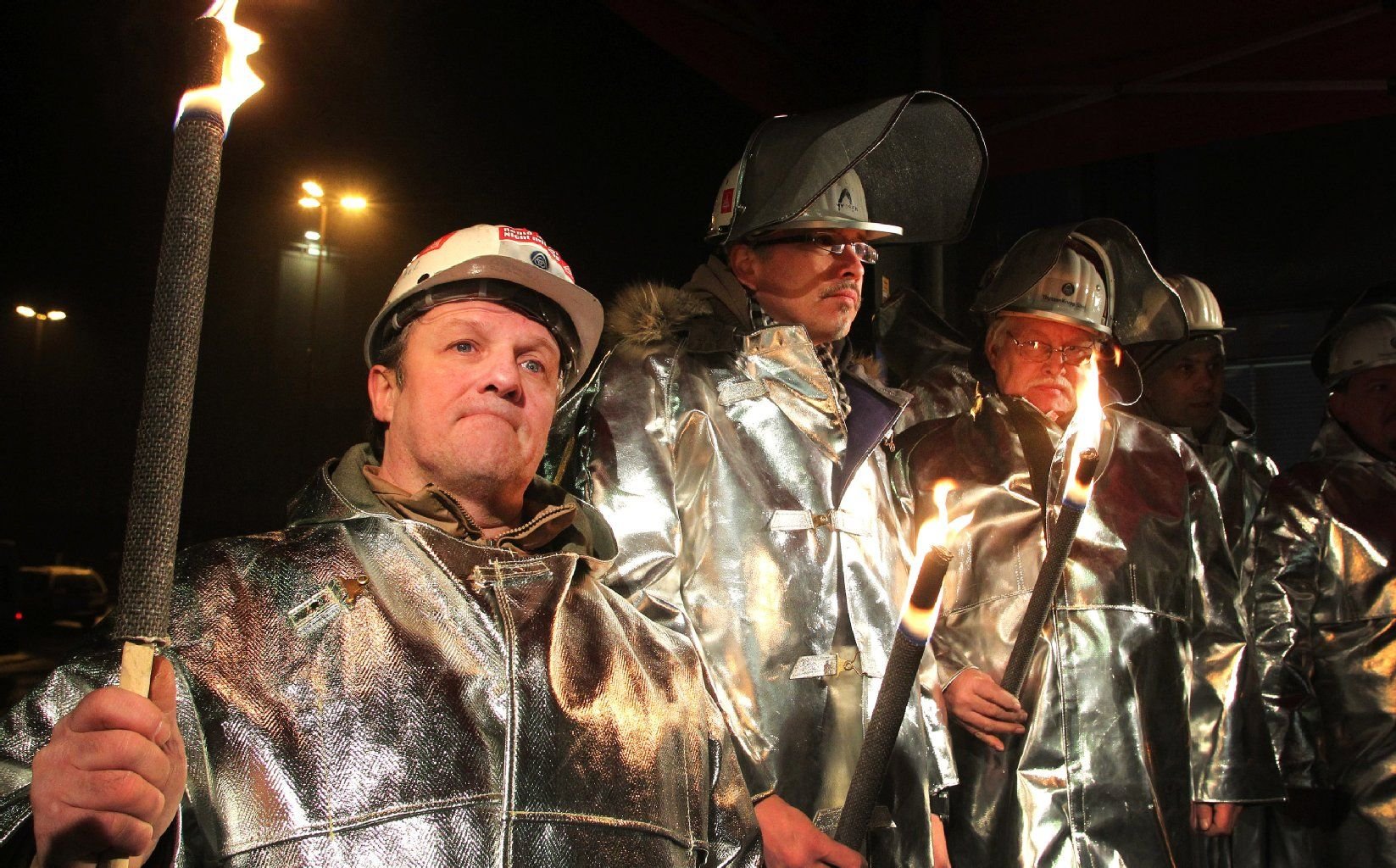 Stahlarbeiter der ThyssenKrupp AG demonstrieren am Donnerstag (24.02.2011) vor dem Tor 1 in Duisburg. Die IG Metall fordert für Beschäftigte der Metallindustrie rund 5,5 Prozent mehr Lohn.