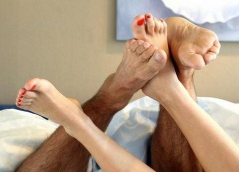 Kampf der Langeweile im Bett: Mit etwas Kreativität und Humor lässt sich der Sex neu beleben.