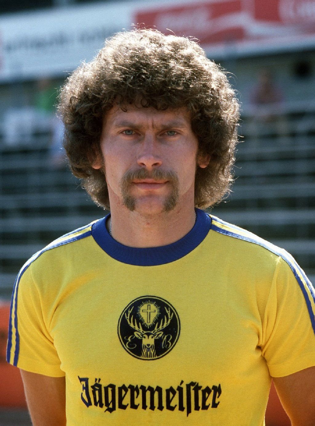 Das Trikot von Eintracht Braunschweig aus dem Jahr 1977 in die Kamera. Oben ohne ist out. Trikotsponsoring gehört längst zu den wichtigsten Geldquellen im modernen Fußball.