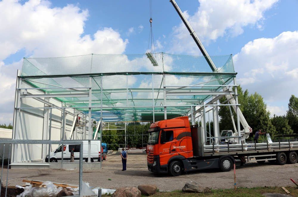 Für den Bau der neuen Halle der Firma DYWIDAG im Pfriemsdorfer Weg in Köthen werden Trapezbleche für die Dachabdeckung abgeladen.