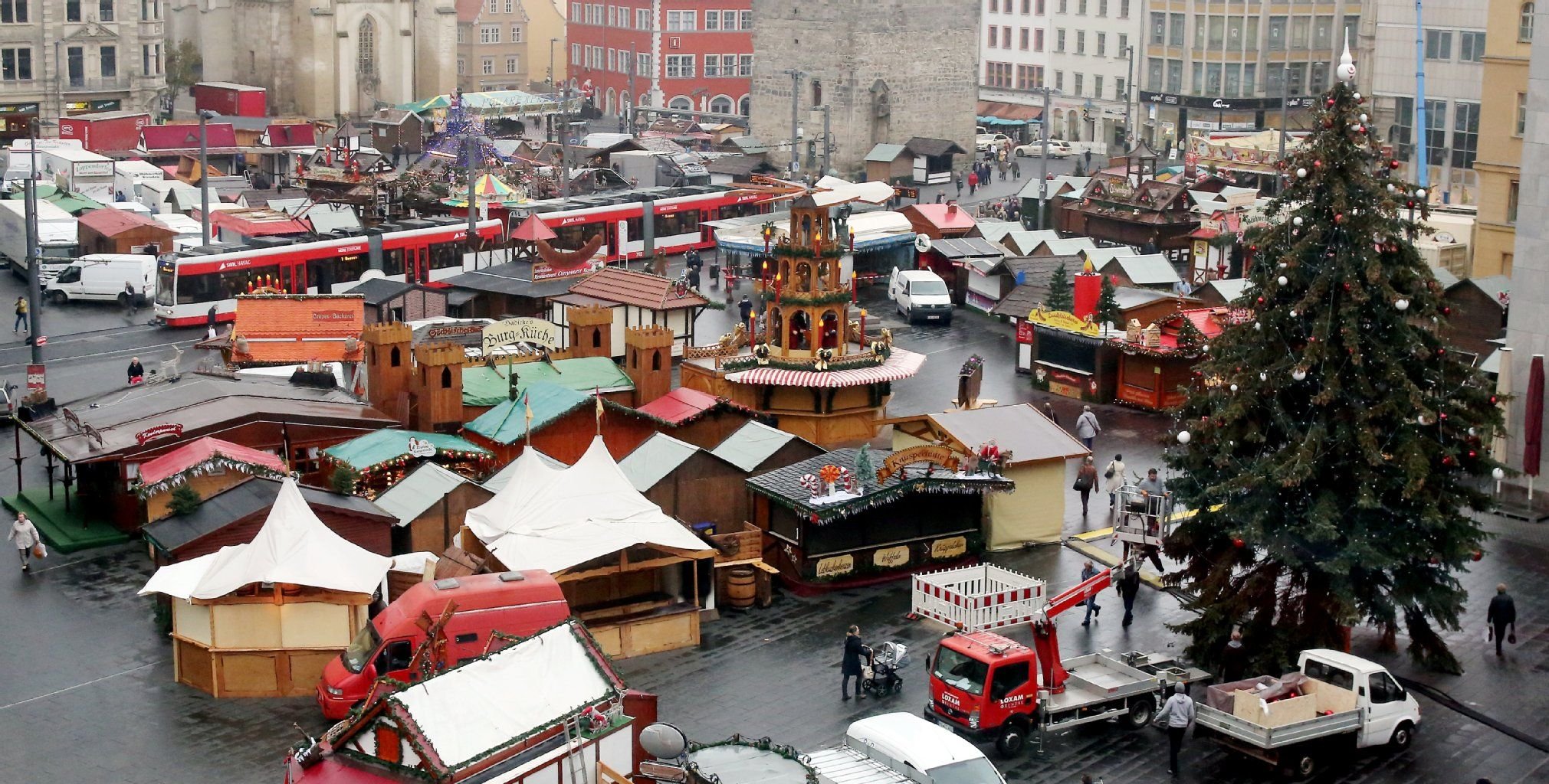 Aufbauarbeiten für den Weihnachtsmarkt in Halle