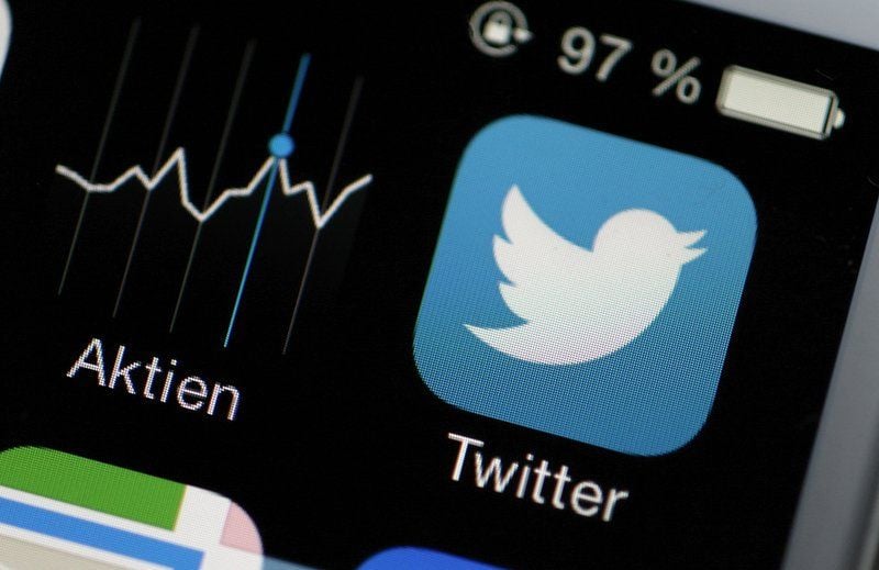 Auf einem iPhone sind eine Twitter- und eine Aktien-App zu sehen.
