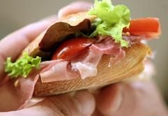 Ein Mann hält ein italienisch belegtes Brötchen, ein so genanntes Panini. (Foto: ddp)