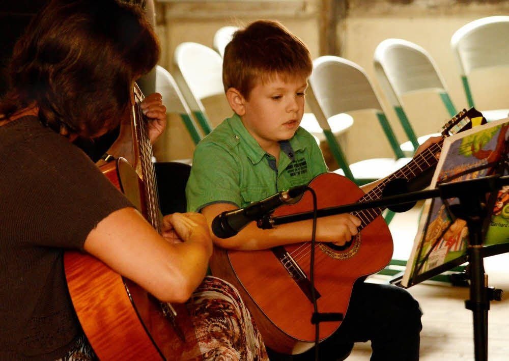 Auch Maxim Schulz (r.) spielt beim Adventskonzert mit, hier musiziert er zusammen mit Gundula Bluhm beim Mälzereifest.