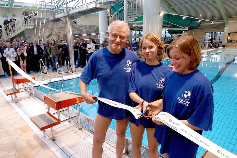 Die Köthener Schwimmlegende Franz Sperk und Nachwuchssportler des damaligen VfL-Köthen erledigen mit Freude den symbolischen Banddurchschnitt und sind danach die ersten, die in der Badewelt schwimmen.