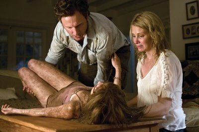 In einer Szene des Horrorfilms «The Last House on the Left» kümmern sich Dr. John (Tony Goldwyn) und Emma Collingwood (Monica Potter) um ihre Tochter Mari (Sara Paxton), die von Psychopaten gequält und vergewaltigt wurde. (FOTO: DPA)