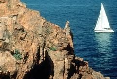 Rote Felsen, blaues Meer: Das Revier vor der Steilküste des Esterel-Massivs ist beliebt bei Seglern. (Foto: dpa)
