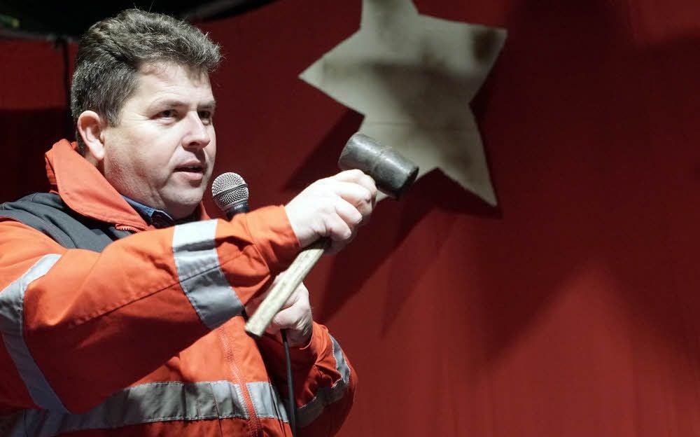 Christian Grossy schwang als Ordnungsamtsleiter auf der Bühne des Weihnachtsmarktes den Hammer.