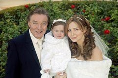 Der tschechische Sänger Karel Gott und seine langjährige Freundin Ivana Machackova posieren am Montag (07.01.2008) in Las Vegas nach ihrer Hochzeit mit Tochter Charlotte. (Foto: dpa)