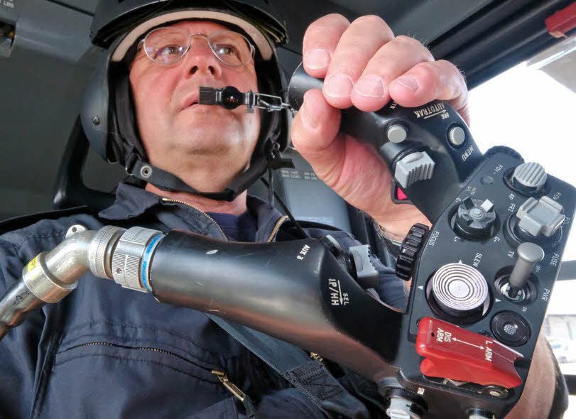 Wie bei einer Spielekonsole bedient Jürgen Hartmann mit Spezialkamera. Die Technik ist kreiselstabilisiert, damit die Bilder und Videos nicht verwackeln.