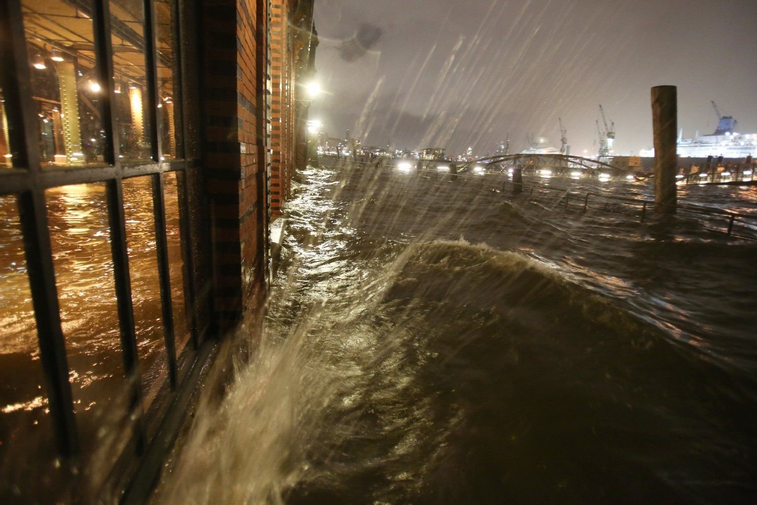 Auf Hamburg ist in der Nacht zum Freitag eine schwere Sturmflut angerollt. Die Feuerwehr rückte rund 300 Mal aus, die Schäden blieben insgesamt jedoch geringer als erwartet.