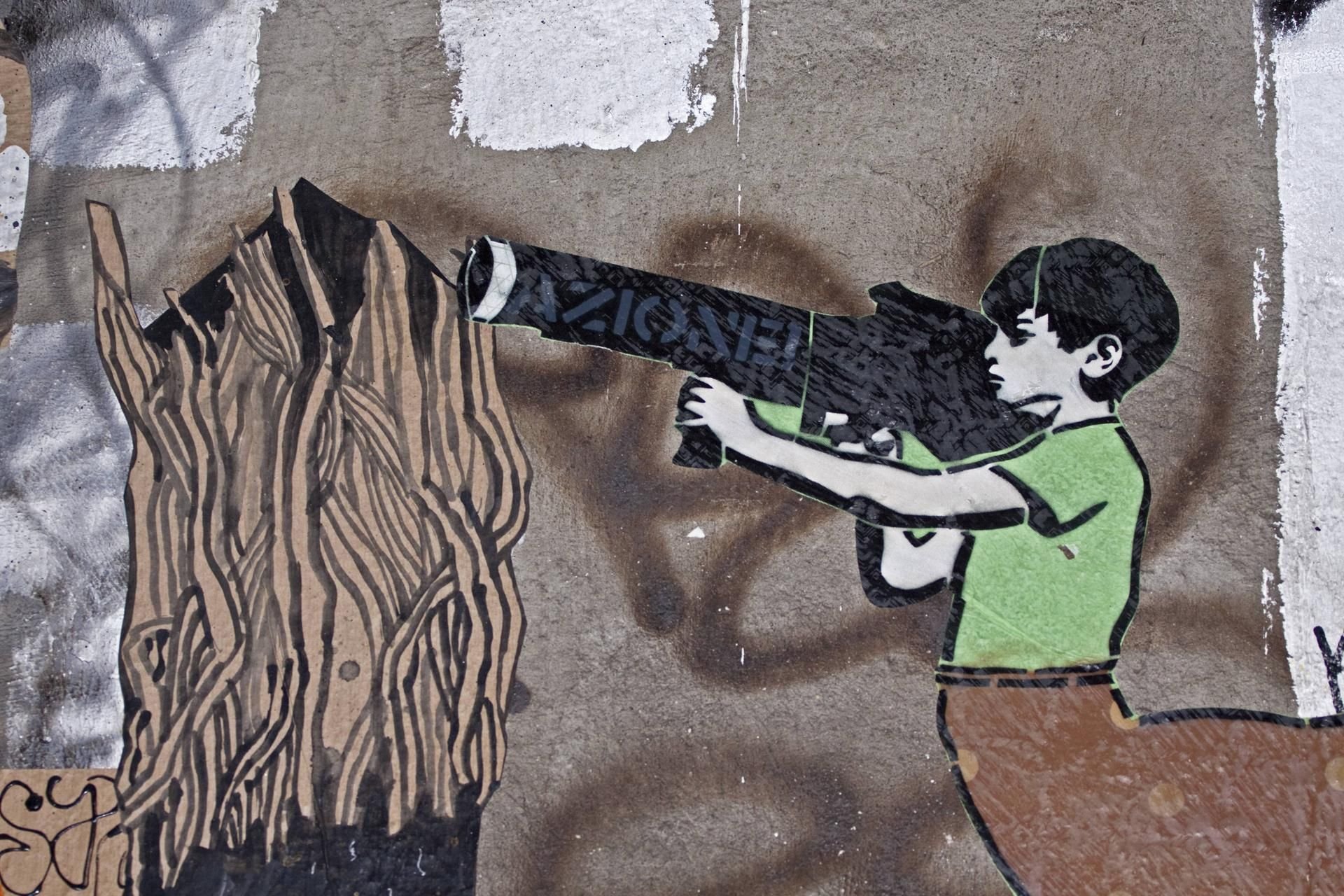Ein Graffiti in Berlin zeigt einen Jungen mit Panzerfaust. (Symbolbild)
