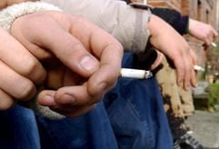 Qualmende Kumpels: Auch Jungs und Mädchen, die nicht rauchen, bleiben oft nicht vom blauen Dunst verschont. (Foto: dpa)