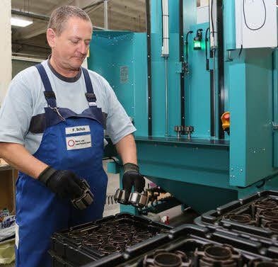 Frank Schulz an der nagelneuen Strahlanlage