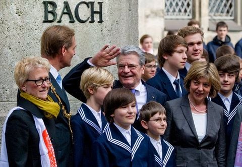 Thomasschul-Leiterin Kathleen-Christina Kormann, Leipzigs OB Burkhard Jung und Bundespräsident Joachim Gauck mit seiner Freundin Daniela Schadt stehen vor dem Festakt "800 Jahre Thomana" in Leipzig mit Thomanern am Bachdenkmal. (FOTO: DPA)