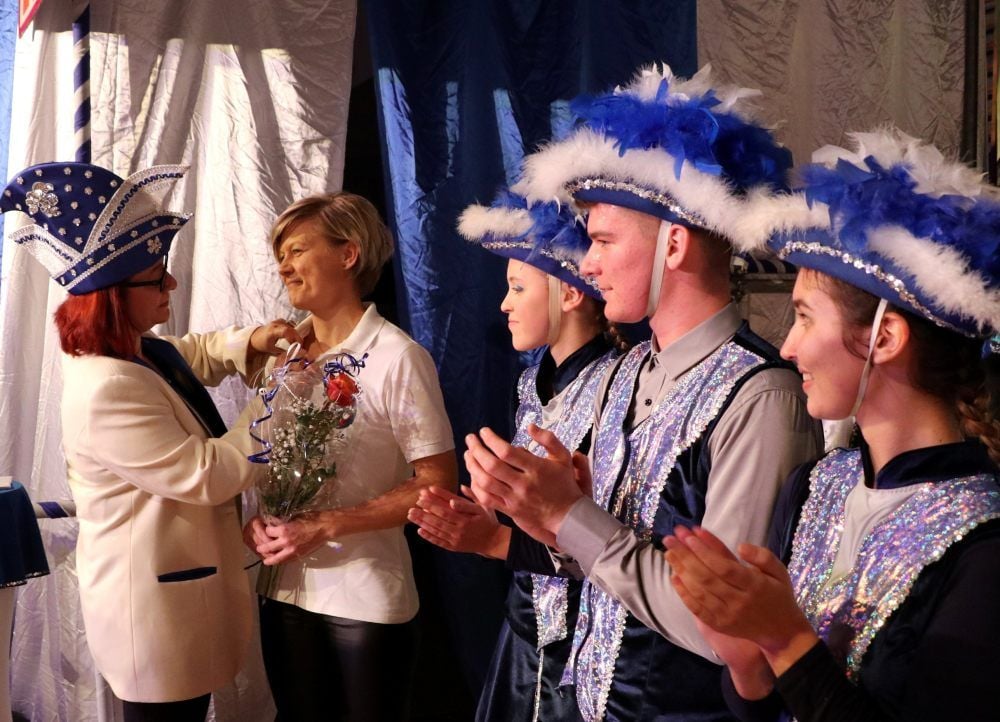 Die HKC-Ministerin für Gardetanz, Katrin Richter, überreicht an Anke Gotthardt (2.v.l.) das Treue-Abzeichen in Gold mit Brillanten.