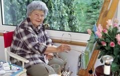 Die Verlegerin Aenne Burda frönt in ihrem Haus in Offenburg ihrem Hobby, dem Malen (Bild vom 13.07.2004). Mit Schnittmustern bastelte sie sich ihren Erfolg. Millionen Menschen in der ganzen Welt greifen zu den von ihr entworfenen Einzelschnittmustern, um sich den Traum vom preiswerten Modeglück zu erfüllen. Die gebürtige Offenburgerin schuf das größte Modezeitschriften-Imperium der Welt. Am kommenden Mittwoch (28.07.2004) wird Aenne Burda 95 Jahre alt. (Foto: dpa)