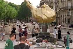 Die Unfallstelle von Diana an einem Tunnel in Paris. (Foto: dpa)