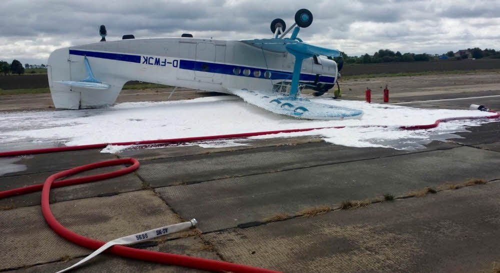 Die Antonov wurde von einer Sturmböe umgerissen. Den Schaden beziffert die Polizei auf mehrere zehntausend Euro.