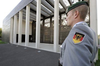 Ein Soldat steht in Berlin während der Einweihung des zentralen Ehrenmals der Bundeswehr vor dem Gebäude. Mit dem Ehrenmal soll der Soldaten der Bundeswehr gedacht werden, die im Einsatz gestorben sind. (FOTO: DPA)